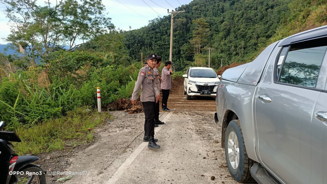 Polsek Aralle Polres Mamasa Pantau Lokasi Longsor di Dusun Sumua