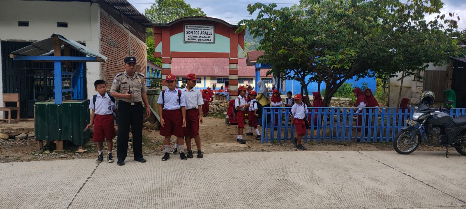 Personil Polsek Aralle Pengaturan Lalulintas di depan Sekolah