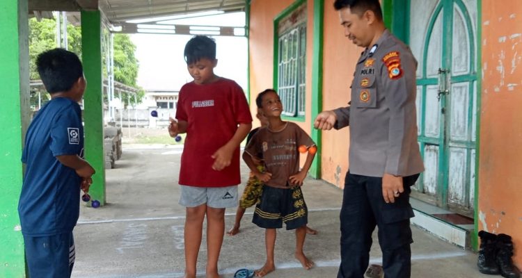 Polisi Sahabat Anak, Bhabinkamtibmas Polres Pasangkayu Polda Sulbar Perkenalkan Permainan Tradisional (Katto-katto') Kepada anak Desa Binaan