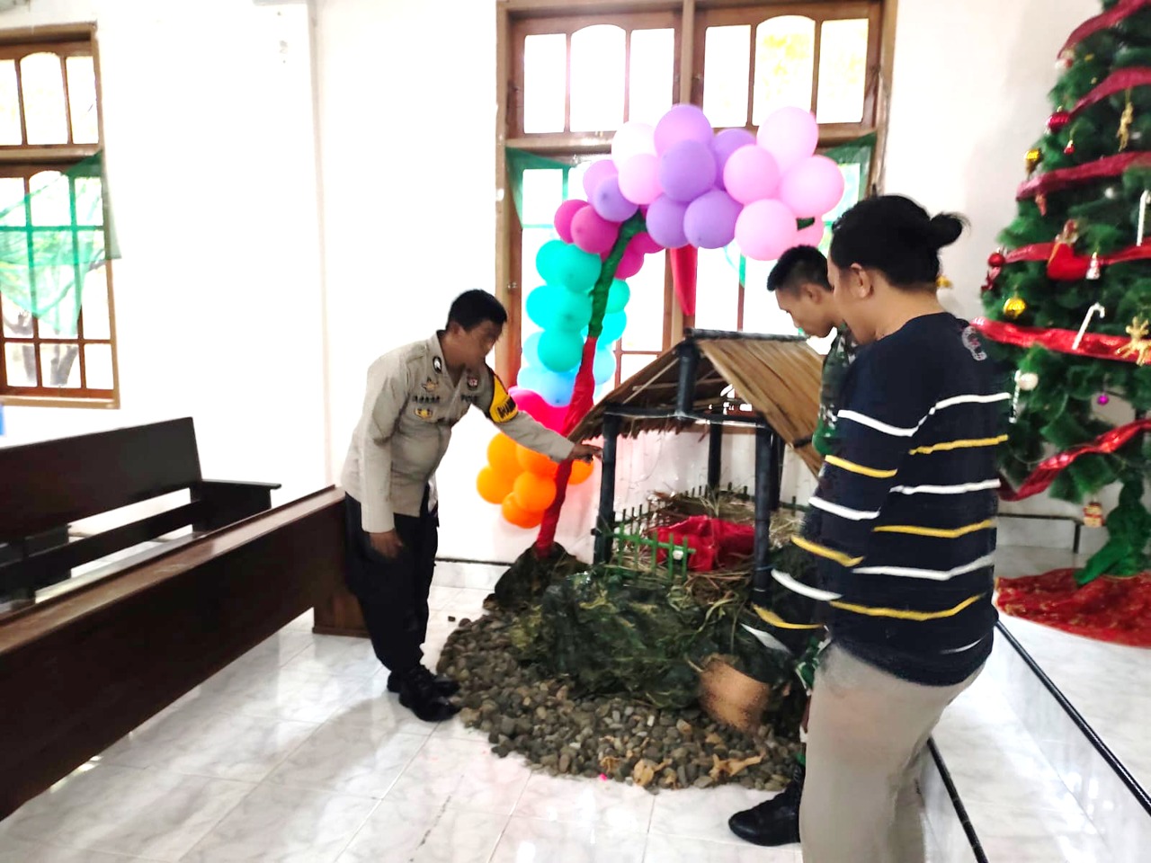 Pastikan Kegiatan di Gereja Aman, Sebelum Ibadah Polres Majene Aktif Lakukan Sterilisasi Pastikan Kegiatan di Gereja Aman, Sebelum Ibadah Polres Majene Aktif Lakukan Sterilisasi