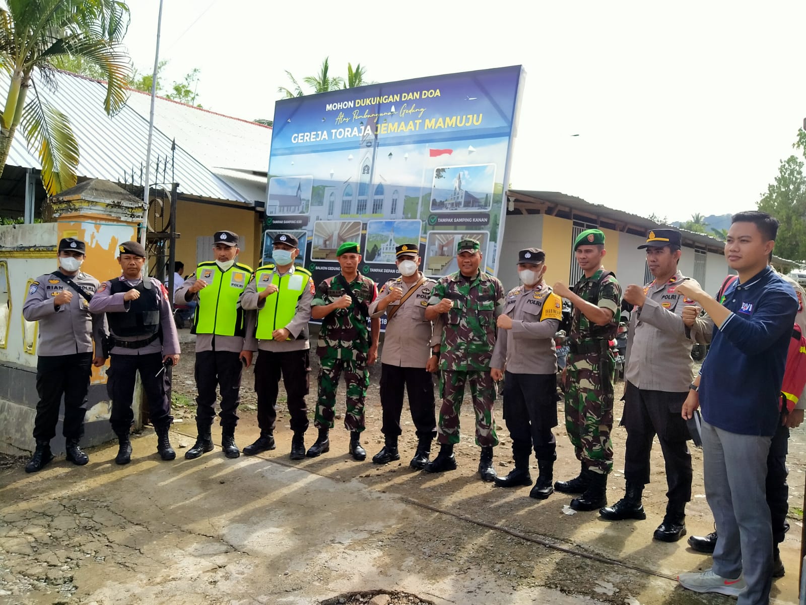 Pastikan Kegiatan Ibadah Aman, Personil Polresta Mamuju Siaga DiGereja Pastikan Kegiatan Ibadah Aman, Personil Polresta Mamuju Siaga DiGereja