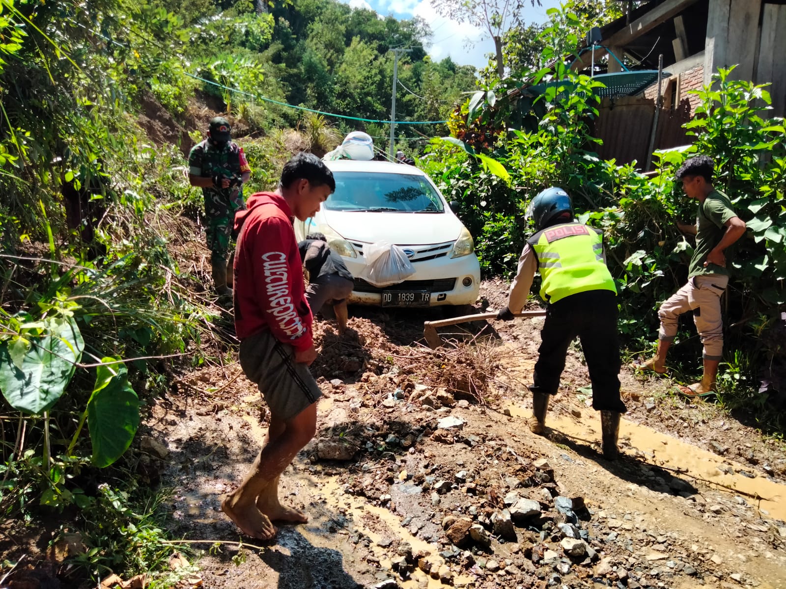 Bhabinkamtibmas Polsek Pana Bersama Babinsa Gotong Royong Bersihkan Drainase