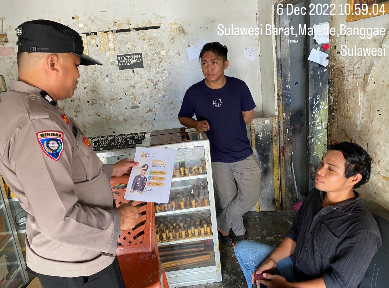 Patroli Jalan Kaki Bhabinkamtibmas Polsek Banggae Siap Barikan Rasa Aman Patroli Jalan Kaki Bhabinkamtibmas Polsek Banggae Siap Barikan Rasa Aman