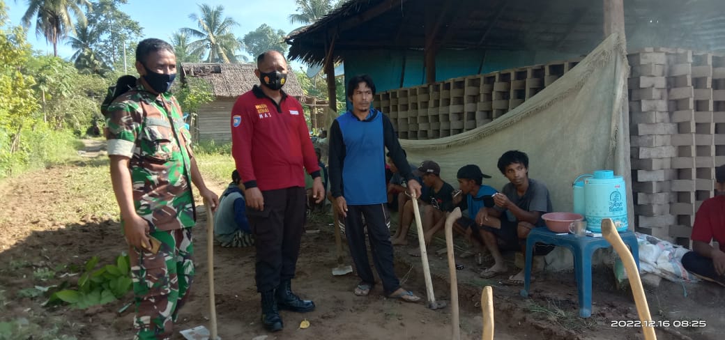 Budayakan Gotong Royong Bhambinkamtibmas Desa Banatorejo Polsek Tapango Polres Polman Membantu Warga