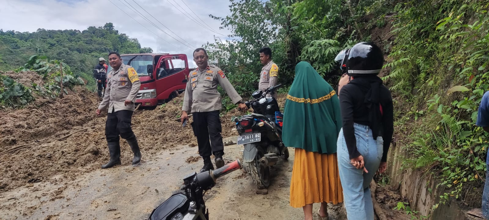 Personil Polsek Matangnga Bantu Warga Bersihkan Sisa- Sisa Material Tanah Longsor Desa Rangoan