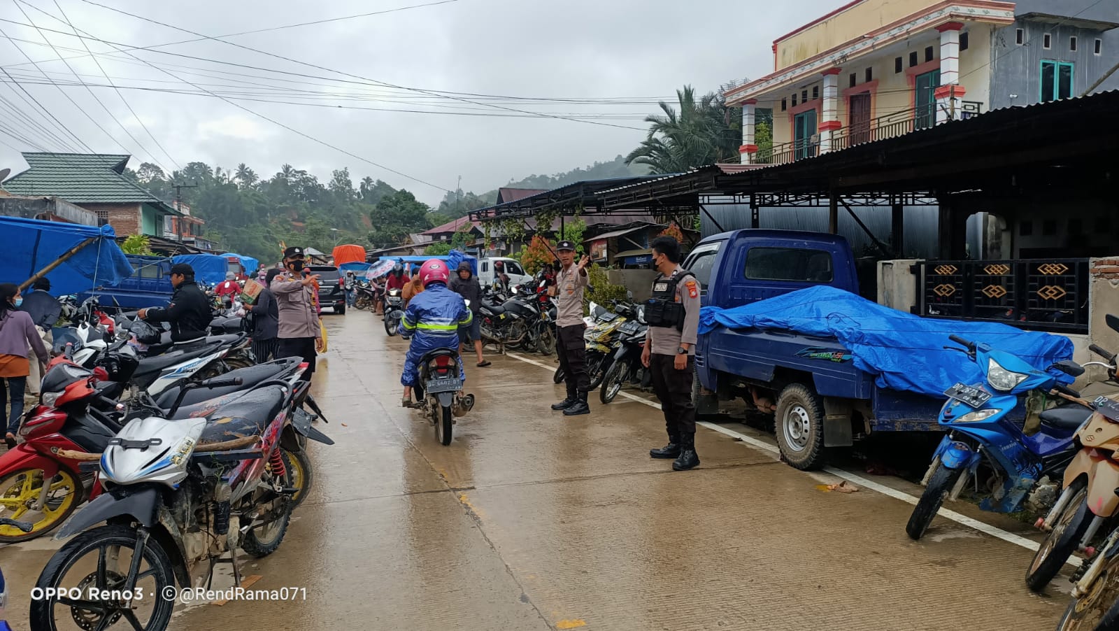Polsek Aralle Polres Mamasa Lakukan Pengamanan Pasar Polsek Aralle Polres Mamasa Lakukan Pengamanan Pasar