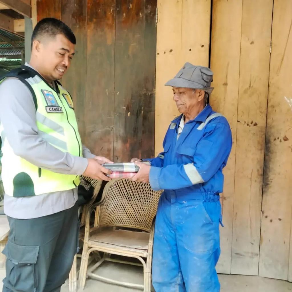 Bhabinkamtibmas Polsek Pana Polres Mamasa Aipda Canra Sambangi Desa Binaan