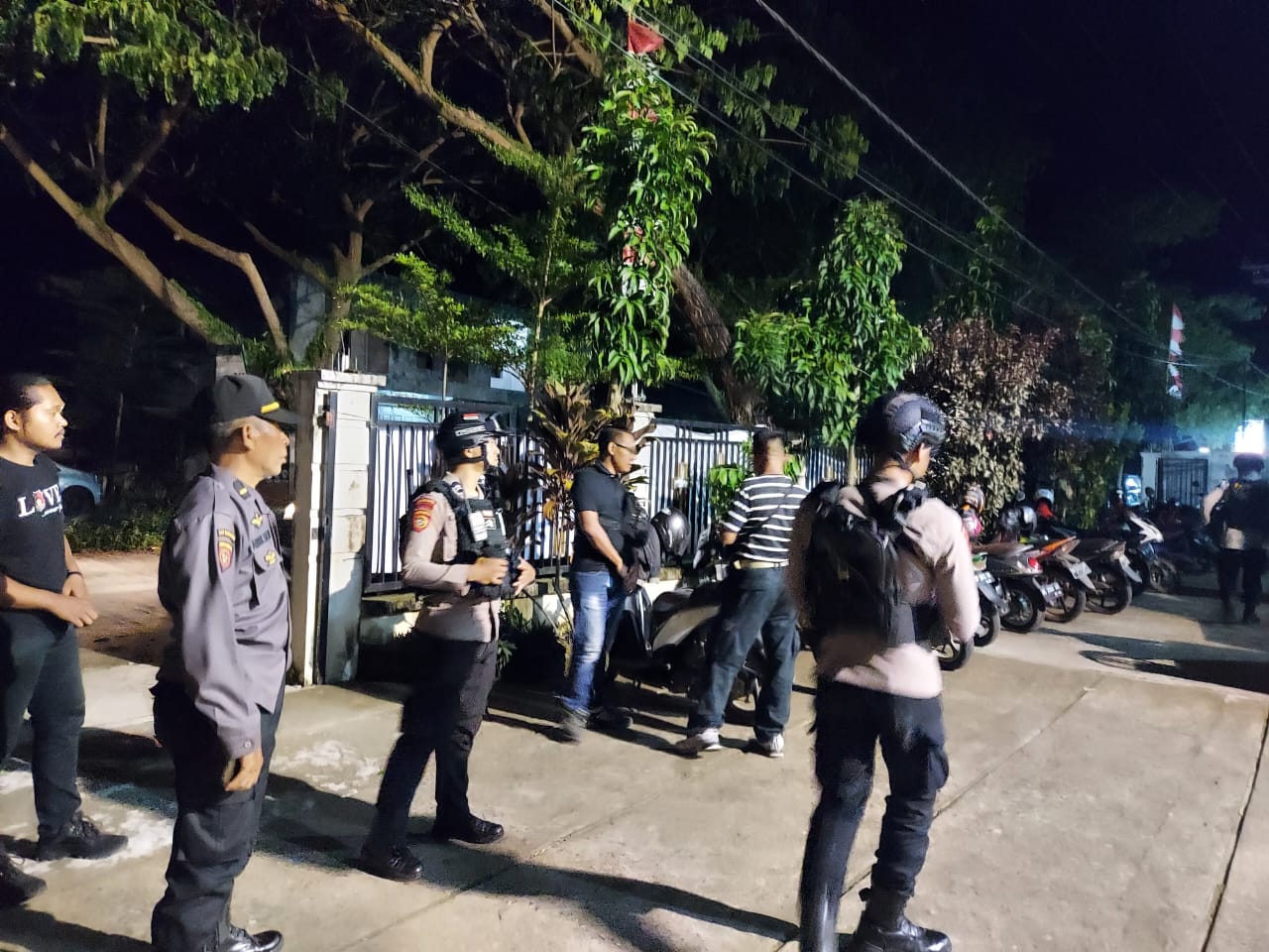 Ops Lilin Marano Anggota Polres Polman Amankan Pelaksana Ibadah Natal Di Beberaoa Gereja Di Polewali Mandar.