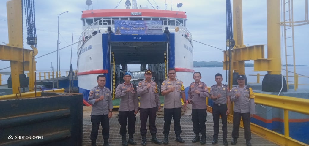 Kapolresta Mamuju Pantau Langsung Pengamanan Kedatangan KM Laskar Pelangi Di Pos Pelabuhan Simboro