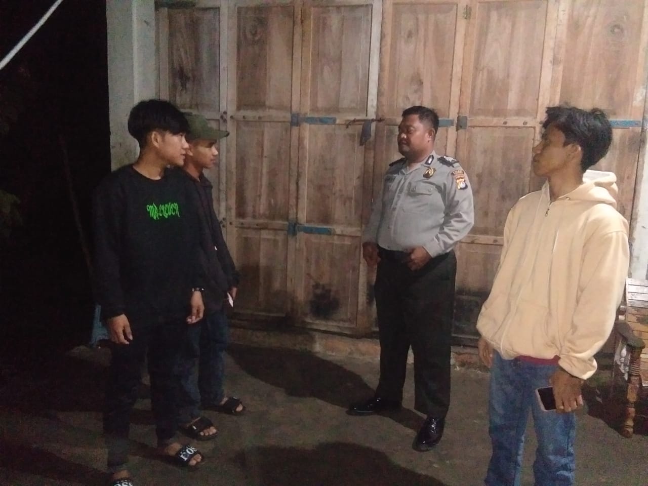 Bhabinkamtibmas Polsek Allu Polres Polman Sambangi Warganya Sambil Berikan Himbauan Kamtibmas