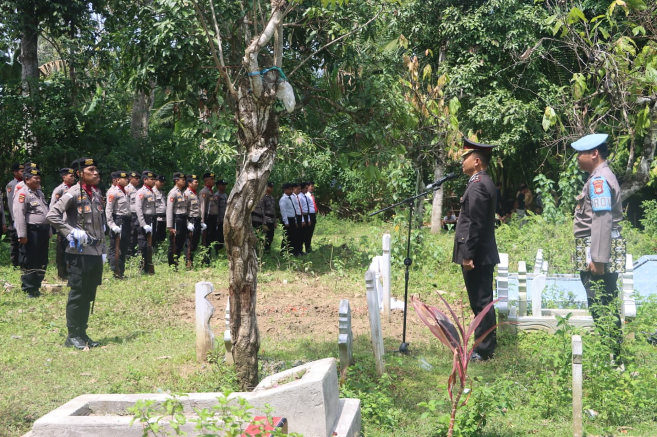 Waka Polres Polman Pimpin Upacara Penurunan/Pemakaman Jenazah Personil Polres Polman
