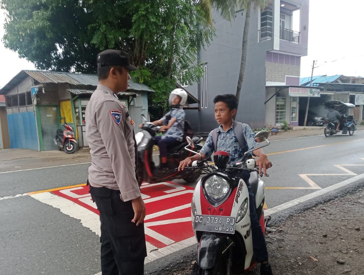 Polsek Sendana Gatur Lalin Sembari Ajak Warga Tertib Berlalu Lintas Polsek Sendana Gatur Lalin Sembari Ajak Warga Tertib Berlalu Lintas