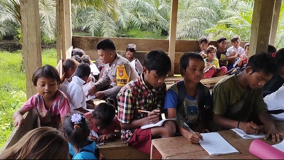 Polisi Bantu Guru Mengajar terhadap anak-anak yang tidak bersekolah di Pedalaman.