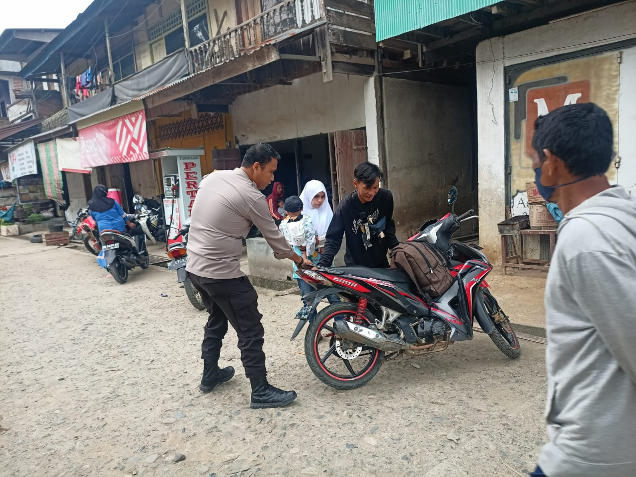  Personil Polsek Tapango Polres Polman Pengaturan di Depan Pasar Pelitakan