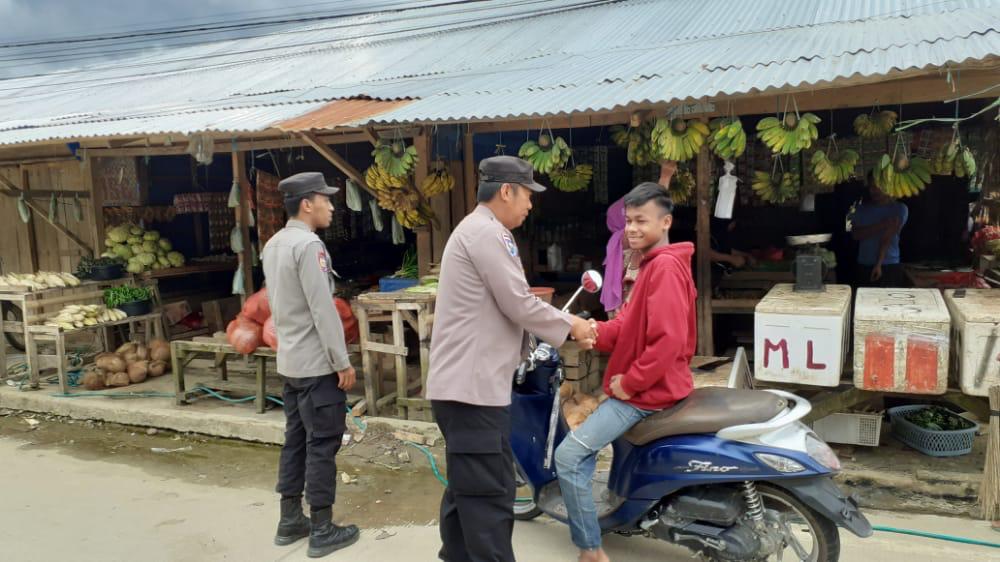 Patroli Jalan Kaki Cara Polres Mamasa Dekatkan Diri Dengan Masyarakat