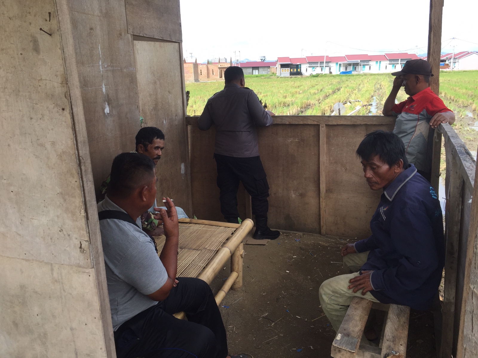 Gerak Cepat Personil Polsek Wonomulyo Mendatangi TKP Pengrusakan Rumah Sawah Milik Warga.