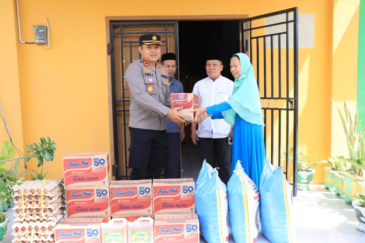 Salurkan Bantuan Kapolda, Kapolres Majene Sambangi Pondok Pesantren dan LKSA