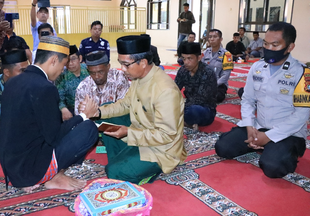 Penuh Haru, Tahanan Narkoba Menikah Di Masjid Polres Majene