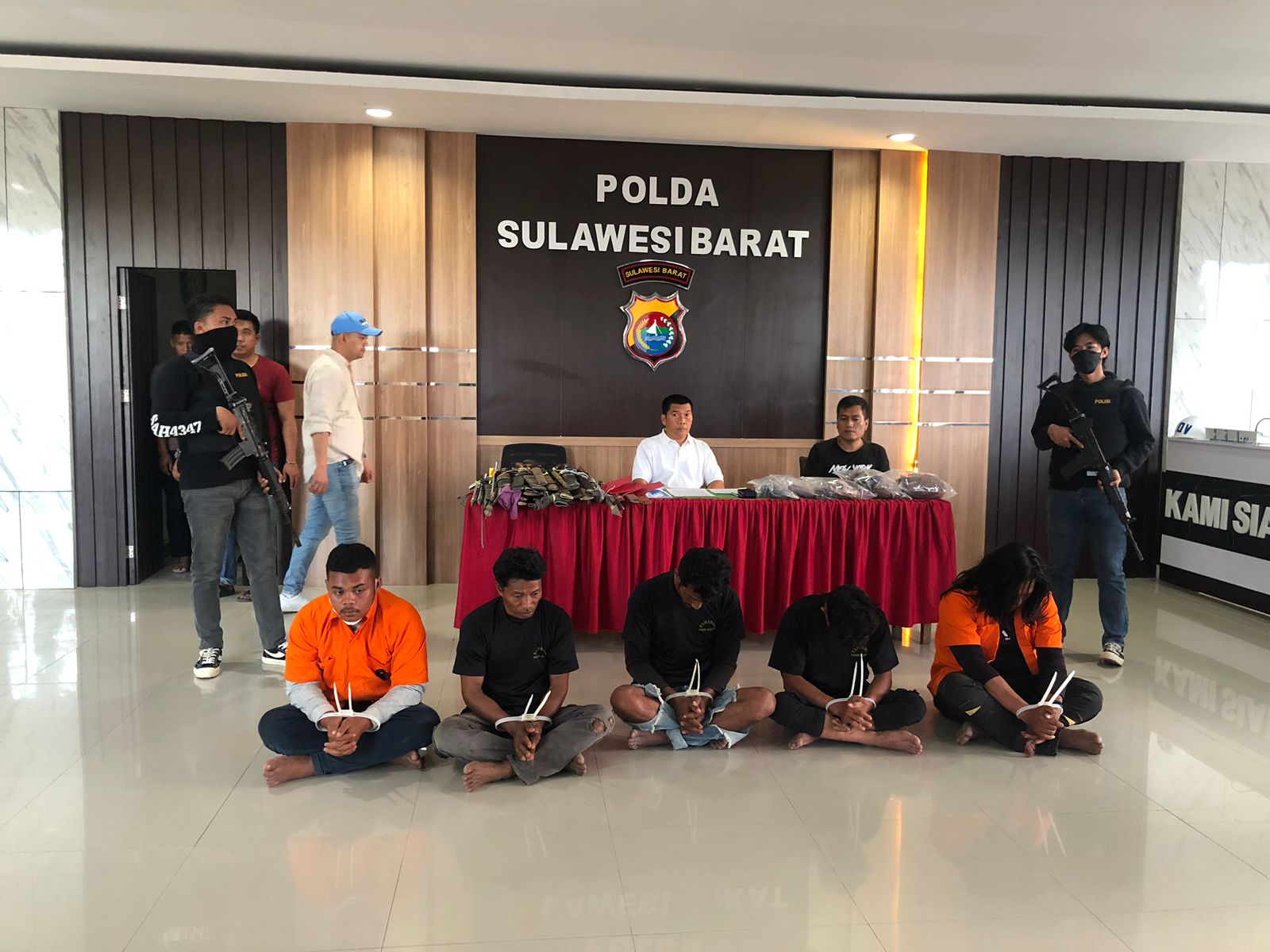 Polda Sulbar Kembali Menetapkan 4 Tersangka Kasus Pembunuhan di Mateng Polda Sulbar Kembali Menetapkan 4 Tersangka Kasus Pembunuhan di Mateng
