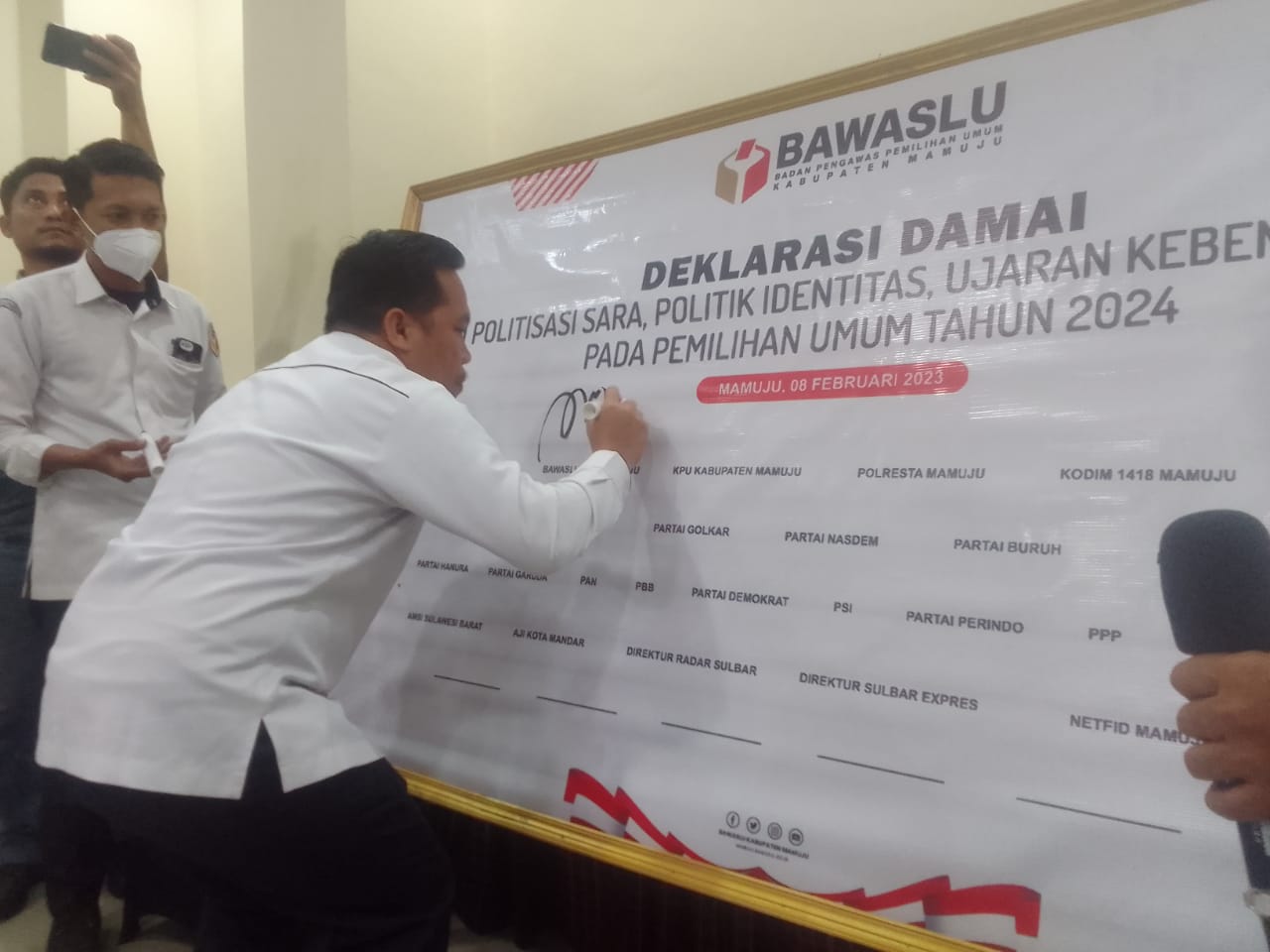 Dorong Pemilu Damai, Bawaslu Mamuju Gelar Rakor dan Deklarasi