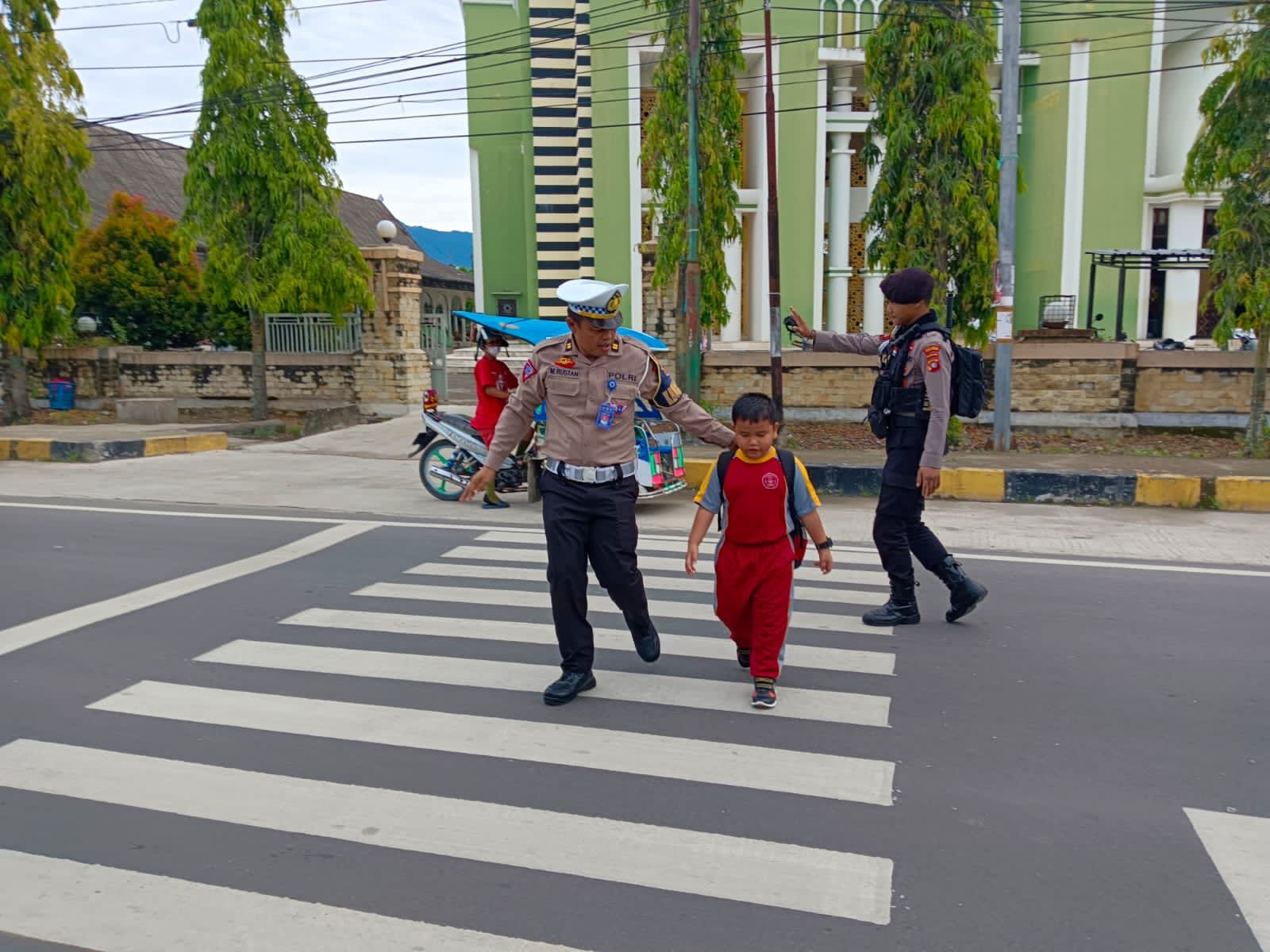 Unit Turjawali Sat Samapta Polres Polman Rutin  Pengaturan Pagi Di Jalan 