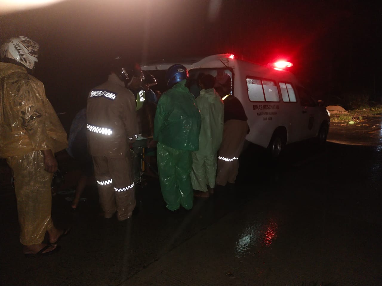 Polsek Sumarorong Polres Mamasa Bantu Evakuasi Ibu Hamil Yang Terjebak Material Longsor