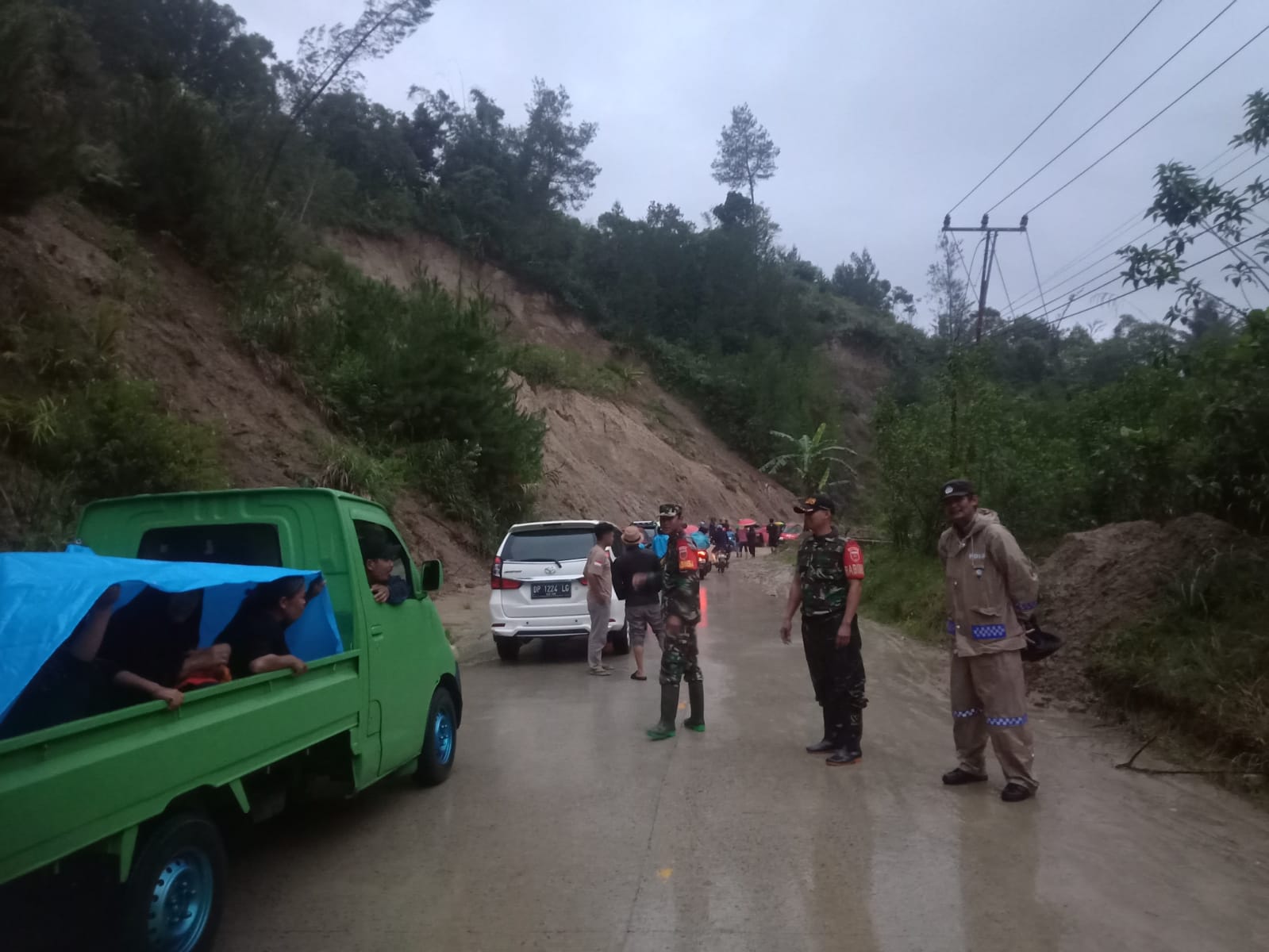 Siaga Bencana , Polsek Mamasa Bantu Warga Yang Terdampak longsor dan Banjir