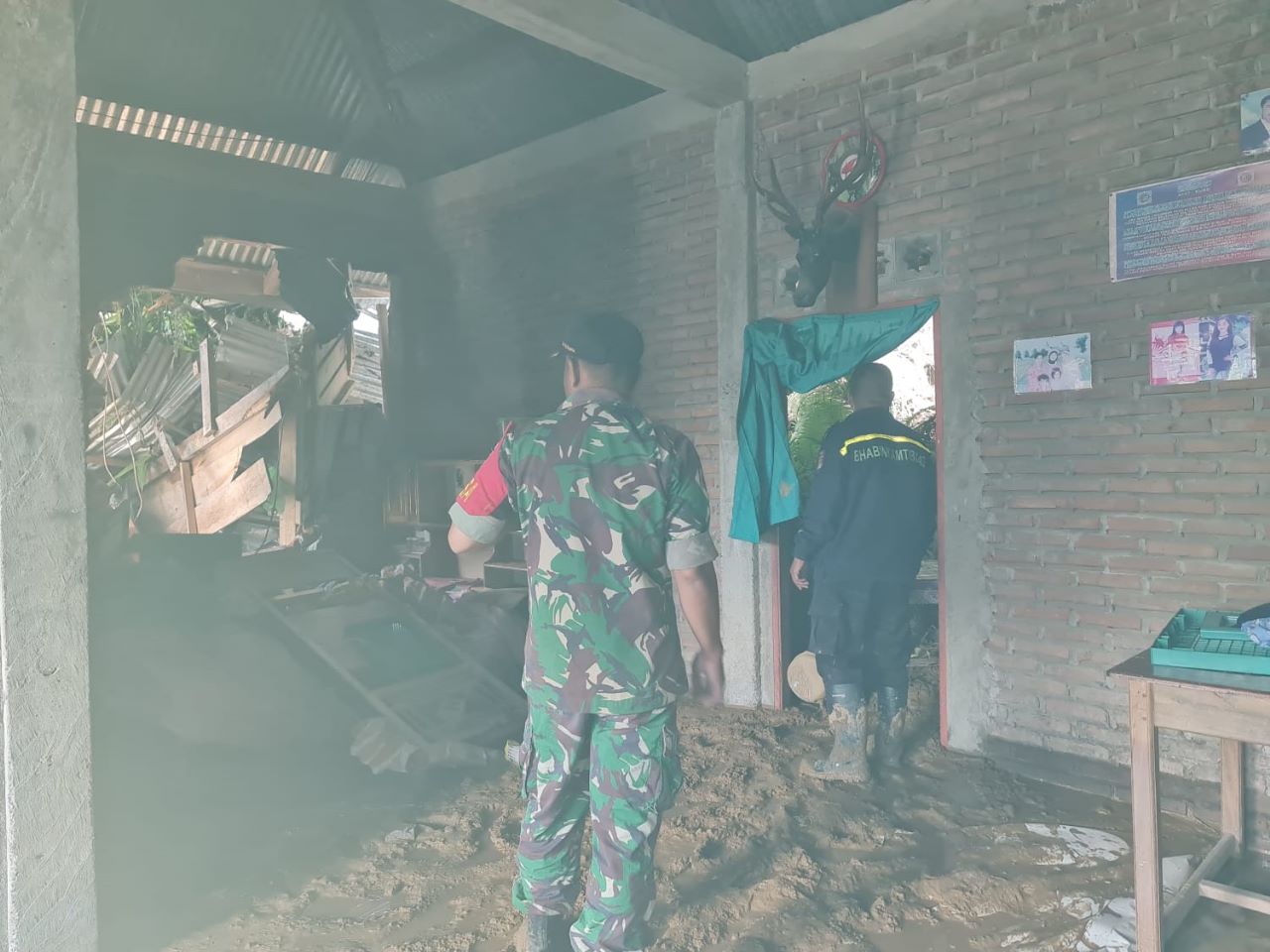 Waspada Longsor, Bhabinkamtibmas Monitoring Situasi Kamtibmas Pada Wilayah Binaan