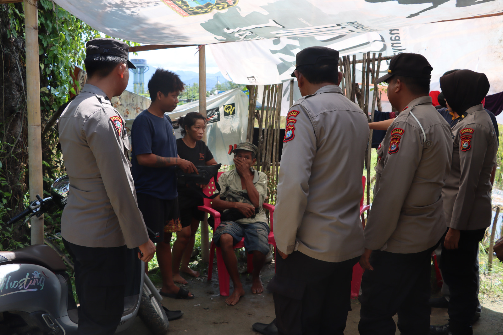 Hari Ke 5 Oprasi Antik Marano 2023 Personil Gabungan Polres Polman Dan Polsek Wonomulyo Grebek Pemukiman ( Gubuk Derita) Wonomulyo