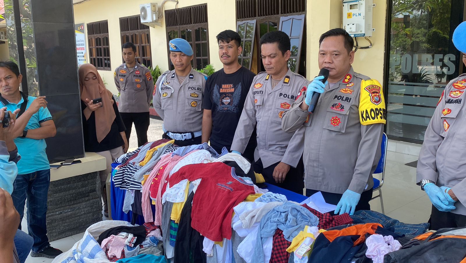 Polres Polman Release Terhadap Para Pelaku Penjualan Barang Impor Pakaian Bekas