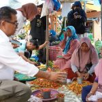 Pastikan Kestabilan Harga Bapok, PJ Gubernur Belanja Sambil Pantau Pasar