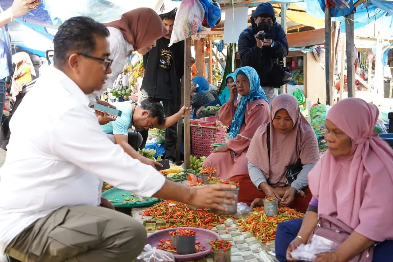 Pastikan Kestabilan Harga Bapok, PJ Gubernur Belanja Sambil Pantau Pasar