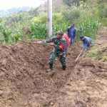 Praka Langgeng Pribadi Anggota Babinsa Koramil 1428-03/Mambi Kodim 1428/Mamasa Memotivasi Masyarakat Binaannya