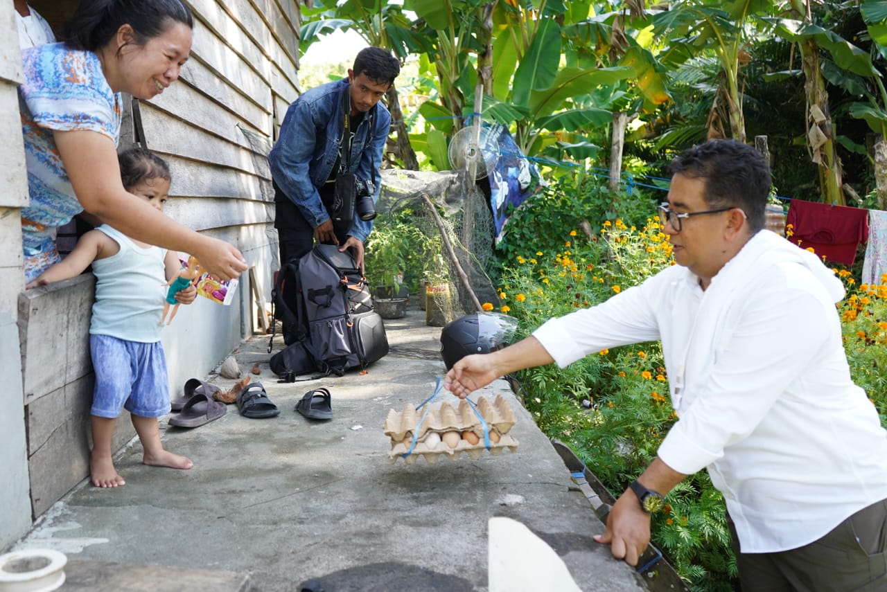 PJ Gubernur Sasar Desa Sumare, Serahkan Bantuan Kepada Belasan Anak Berisiko Stunting