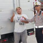 Awal Ramadan 1444 H Sat lantas Polres Mamasa Bagikan Takjil ke Masyarakat