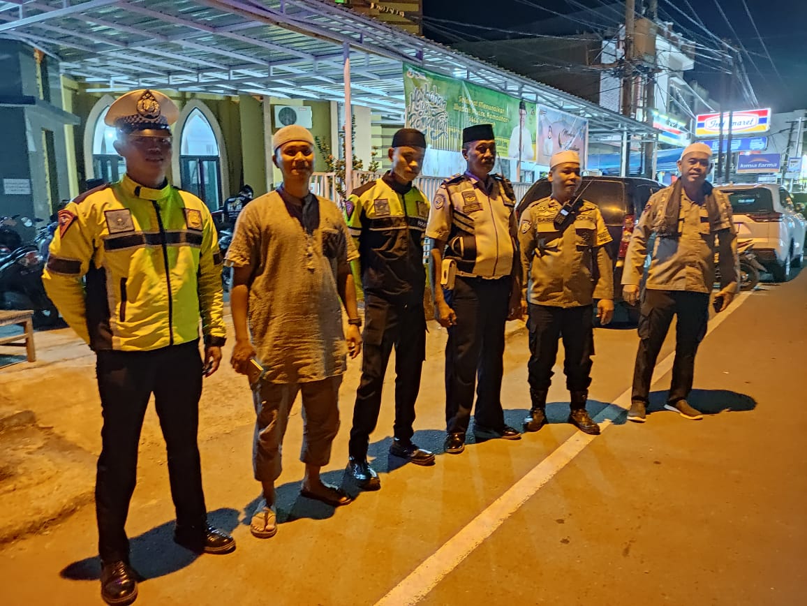 Personil Polresta dan Jajaran Mamuju Gelar Pengamanan Kegiatan Ibadah Ramadhan Personil Polresta dan Jajaran Mamuju Gelar Pengamanan Kegiatan Ibadah Ramadhan
