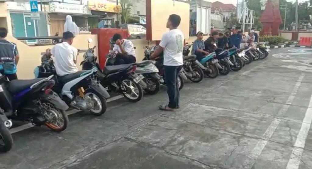 Personil Polresta Mamuju Amankan Para Pelaku Balap Liar Personil Polresta Mamuju Amankan Para Pelaku Balap Liar