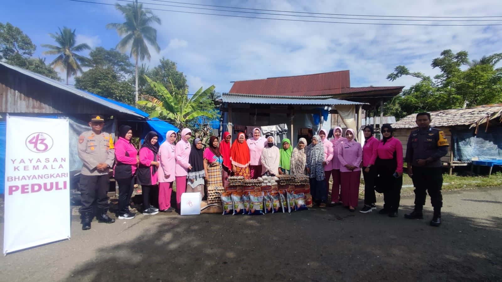 Yayasan Kemala Bhayangkari Kota Mamuju Salurkan Bansos Peduli Kepada Warga Kurang Mampu