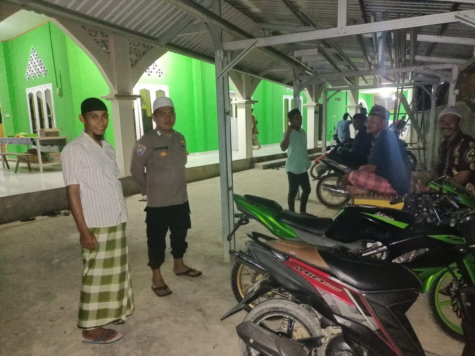 Bhabinkamtibmas Polres Pasangkayu Pengamanan Tarawih Sekaligus Sampaikan Pesan Kamtibmas