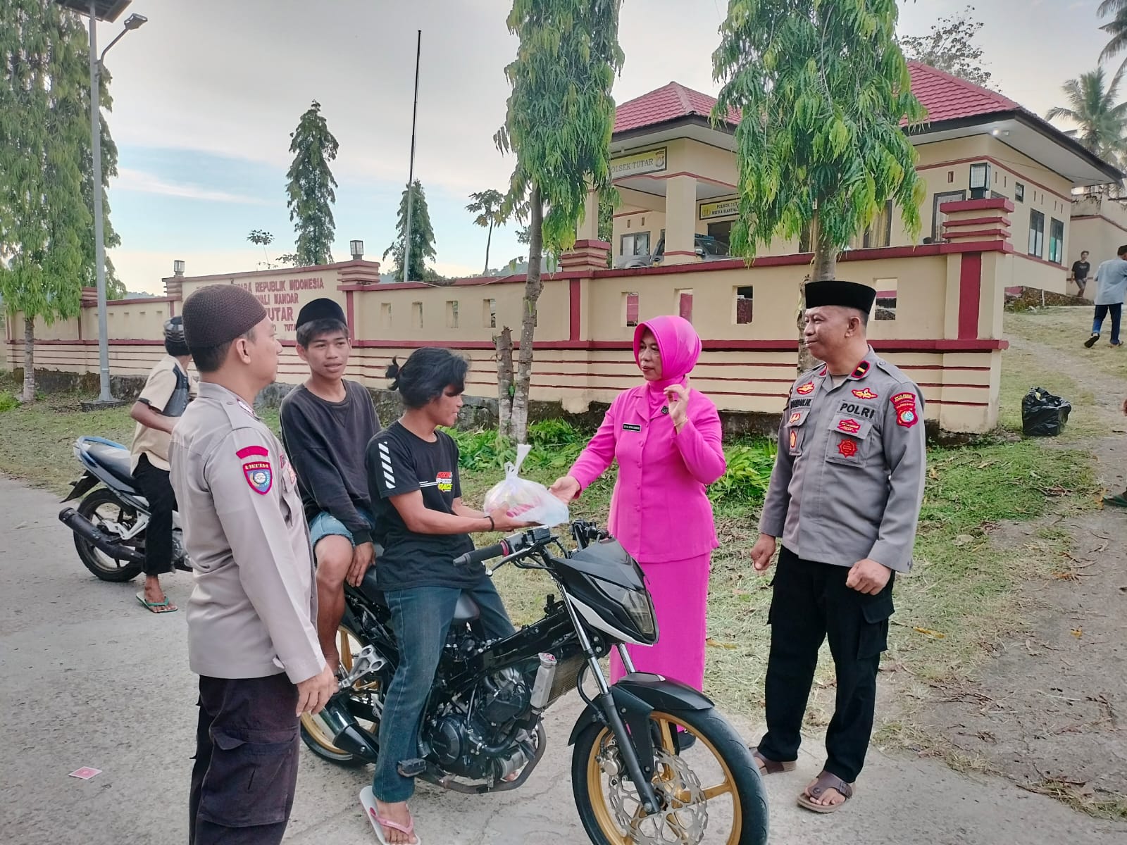 Polsek Tutar Polres Polman Berbagi Takjil