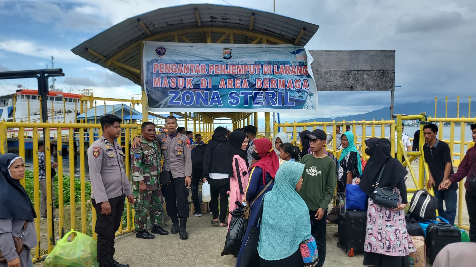 Sinergitas TNI Polri Dalam PAM Arus Balik Mudik Di Pelabuhan Simboro Mamuju