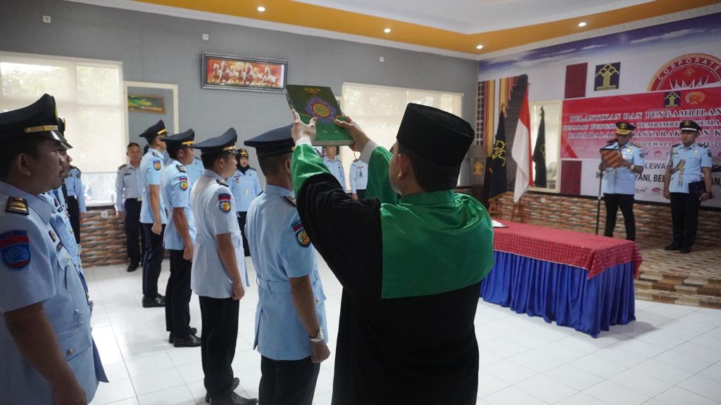 Parlindungan melantik dan mengambil sumpah jabatan Pembimbing Kemasyarakatan Ahli Muda pada Balai Pemasyarakatan Kelas II Polewali.