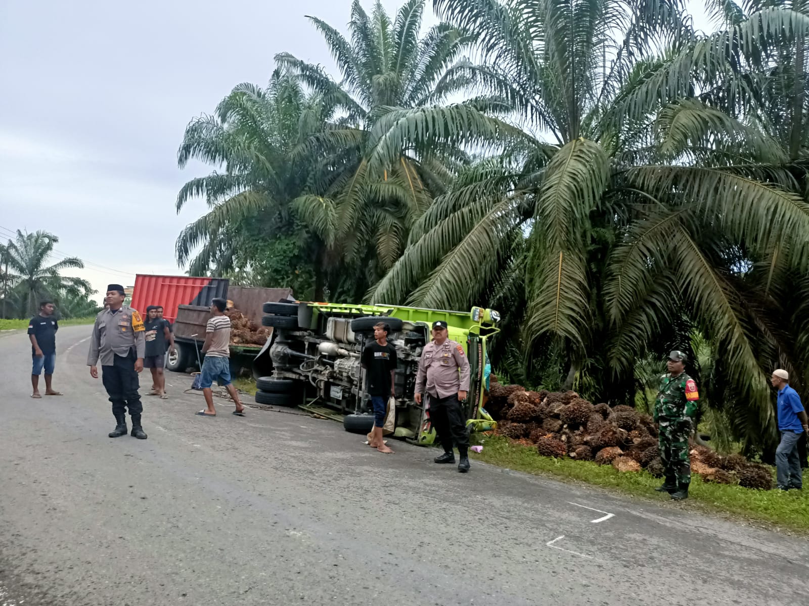 Personel Polsek Pasangkayu Lakukan Yanmas Kejadian Laka Tunggal di Jalan Trans Sulawesi Barat.