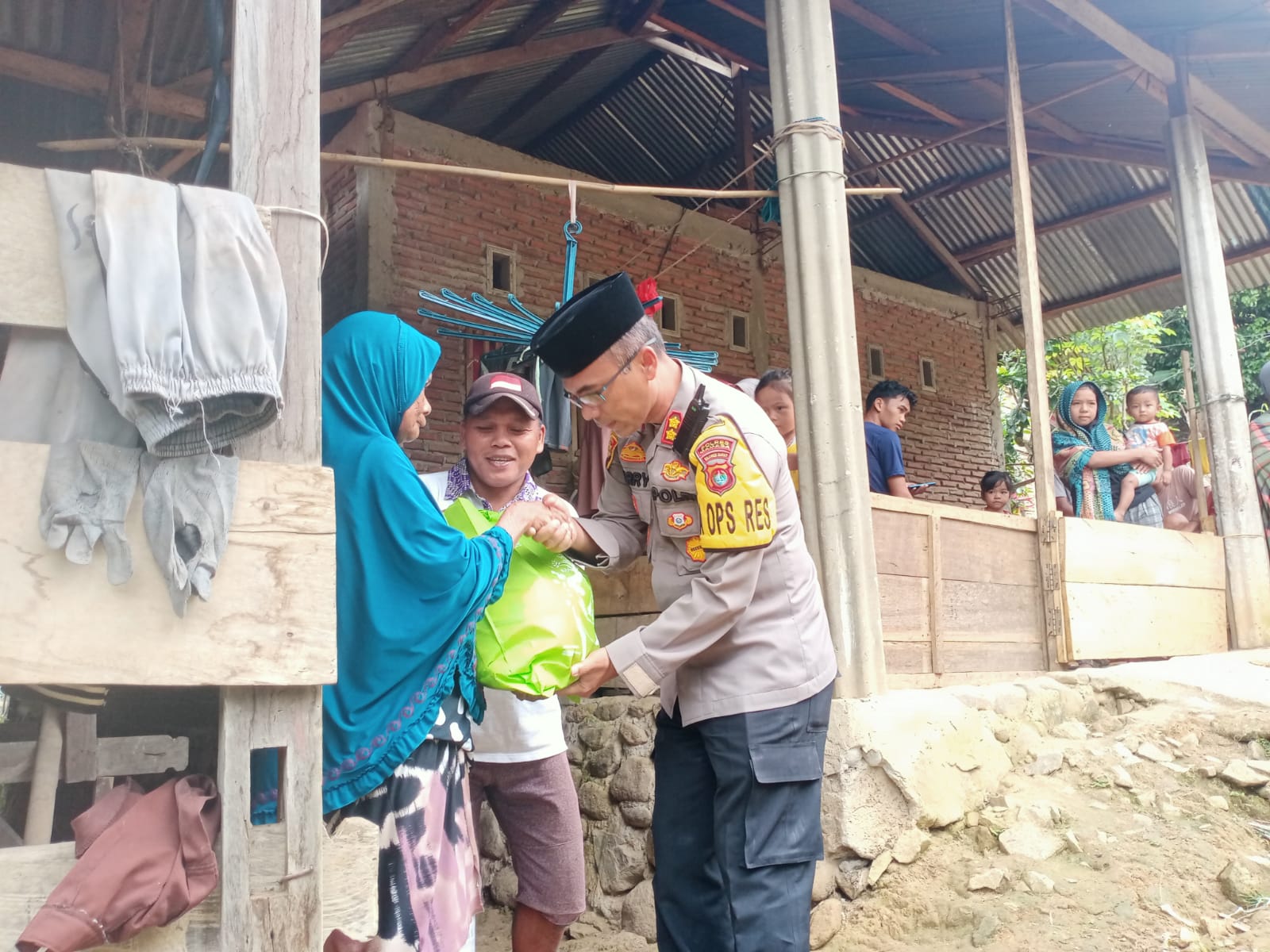 Meraih Keberkahan Di Bulan Ramadan, Polres Mamasa Bagikan Paket Sembako