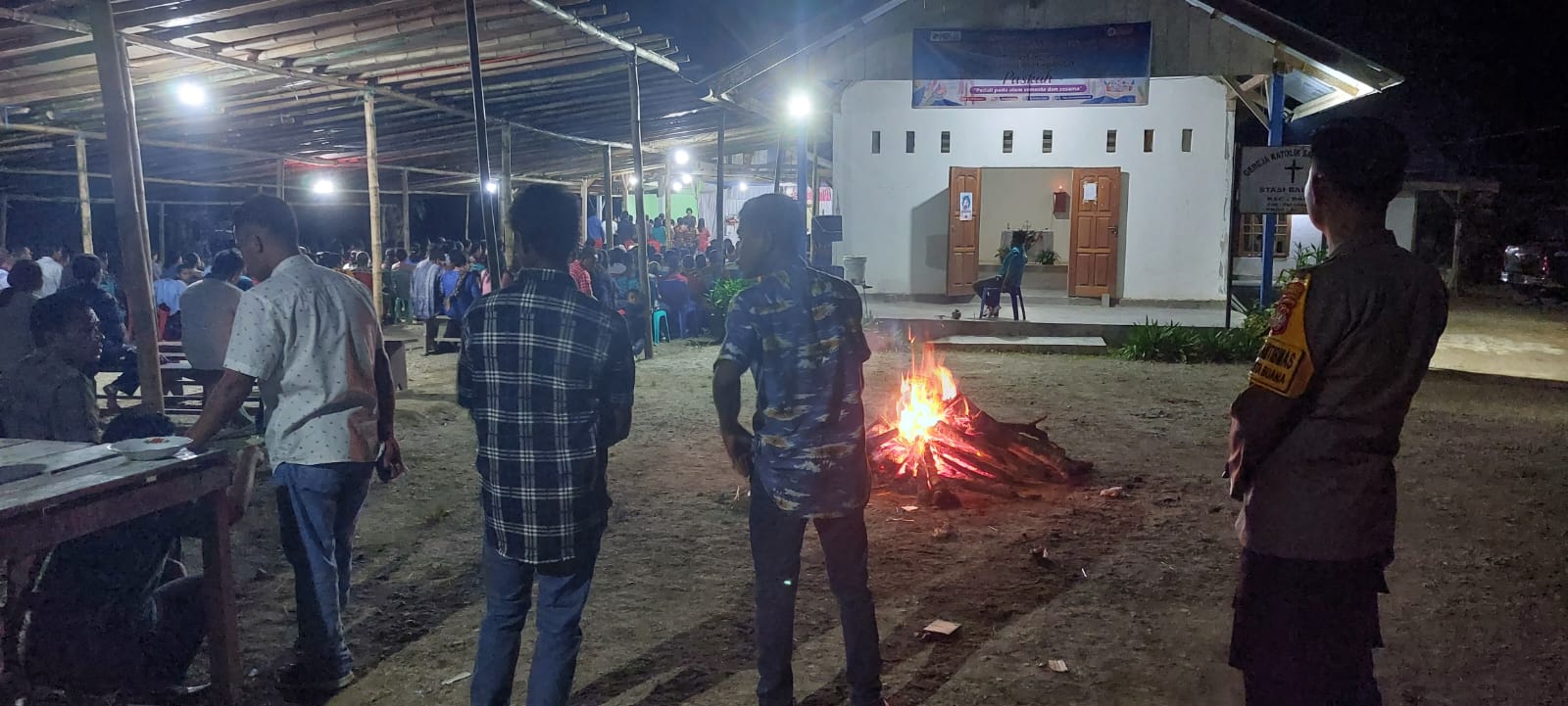 Bhabinkambitmas Polres Pasangkayu Amankan Perayaan Pra Paskah Sabtu Suci di Gereja Khatolik Santa Maria