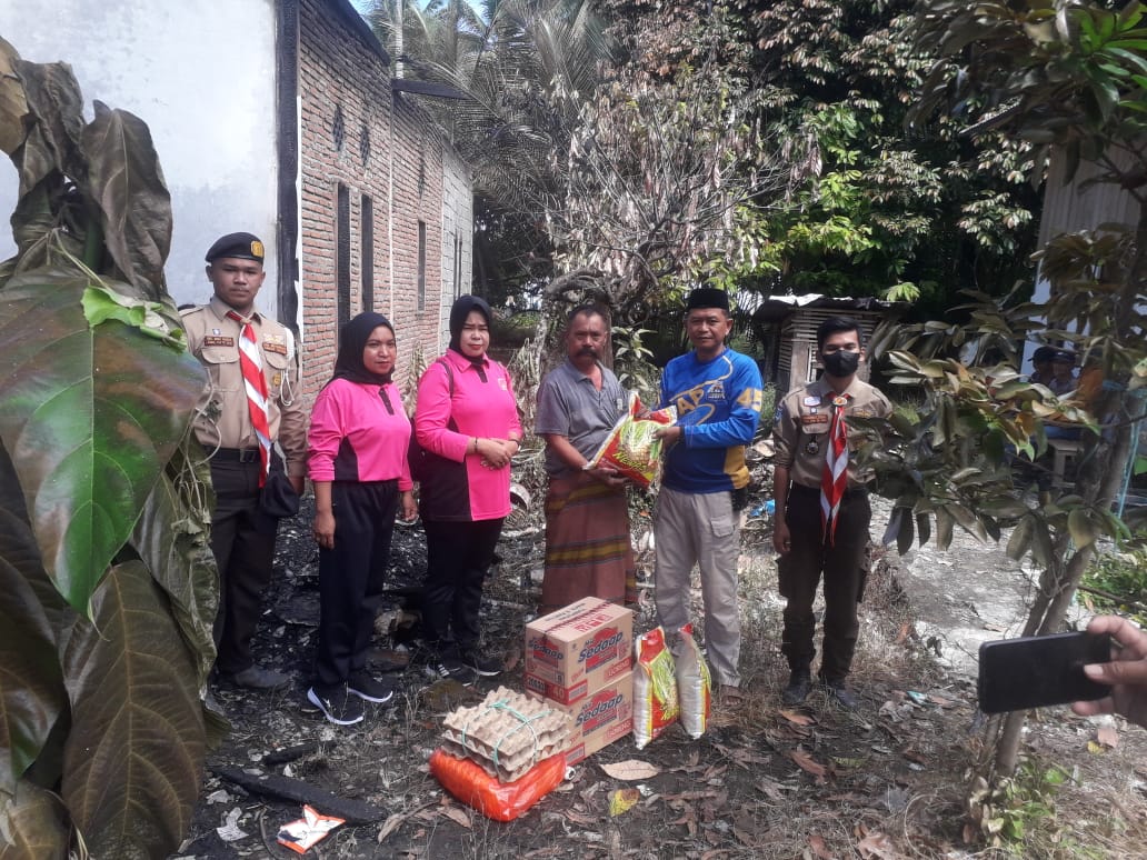 Kapolsek Tapalang Sambangi Mustapa Korban Kebakaran