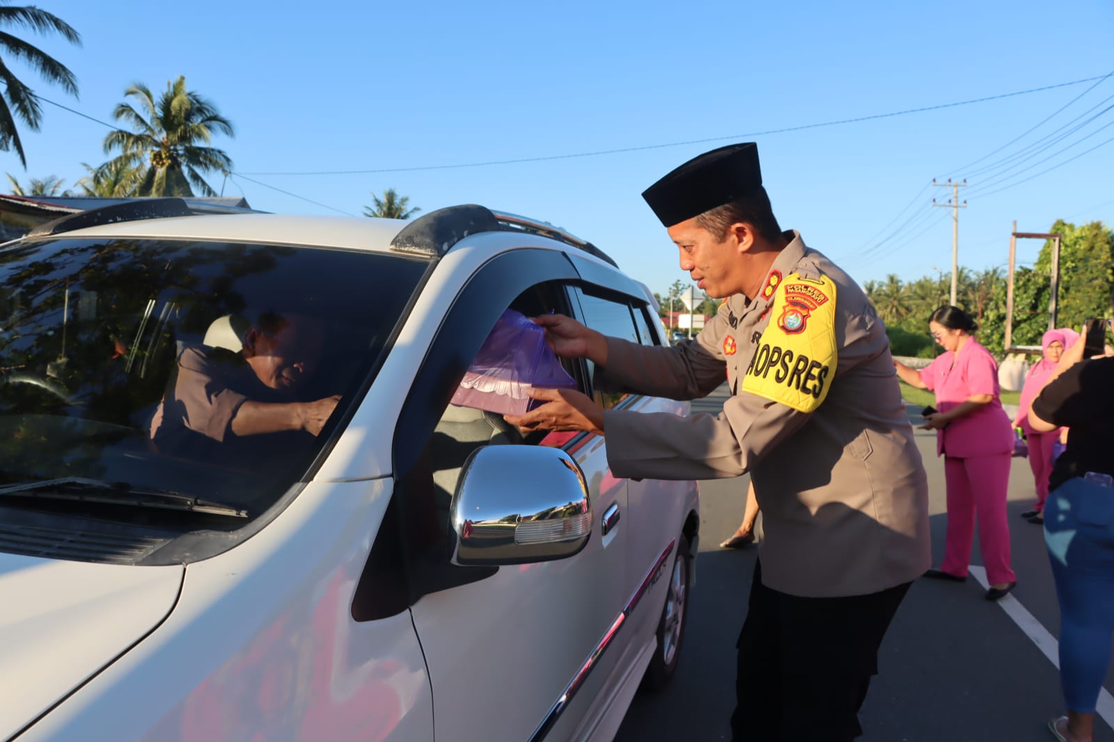 Jelang Berbuka Puasa Kapolres Pasangkayu Bersama Ketua Bhayangkari, Bagikan Takjil Ke Pengguna Jalan