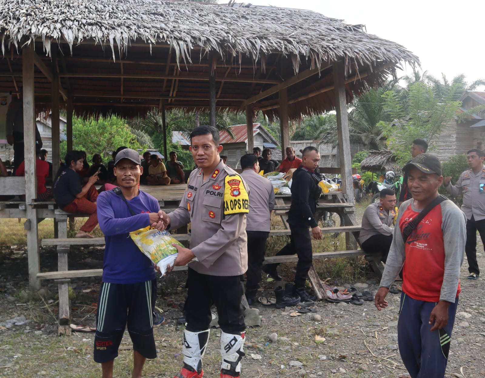 Kapolres Pasangkayu Turun ke Desa Bagikan Bantuan Sosial Di Bulan Ramadhan kepada Warganya.