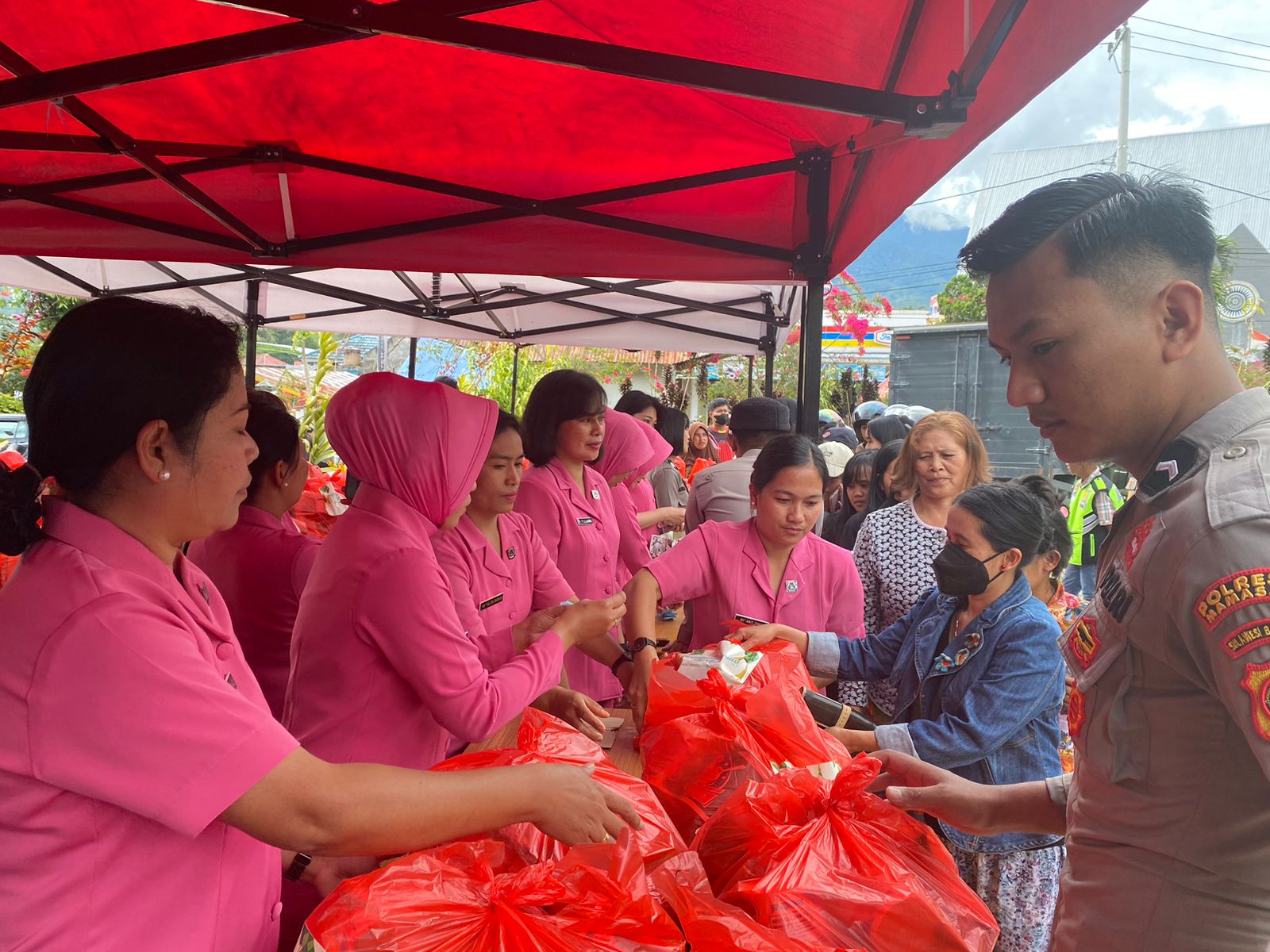 Jelang Hari Raya Idul Fitri, Polres Mamasa Gelar Bazar Ramadan.