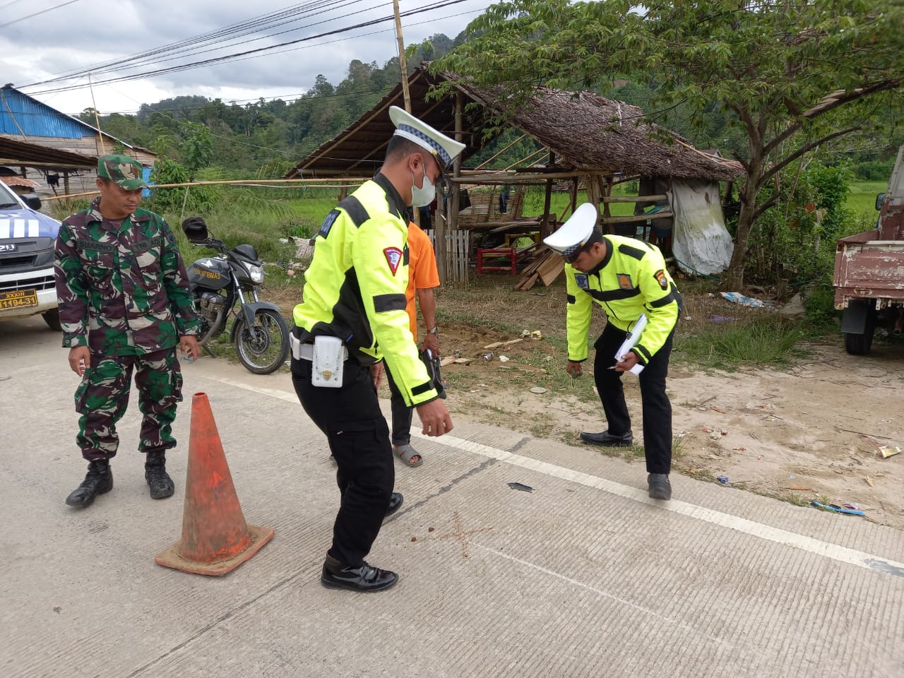 Unit laka lantas Polres Mamasa Olah TKP, 1 Pengendara Tewas di Poros Aralle Mamuju